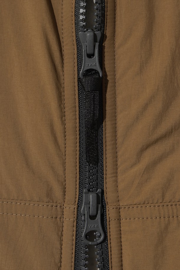 유니) 에센셜 파워필 패딩 베스트(L.BROWN)는 겨울철 캐주얼 및 스포티 스타일을 연출하기에 적합한 남녀 공용 패딩 베스트입니다. 라이트 브라운 컬러의 무지 디자인으로 어떤 옷에도 쉽게 매치할 수 있으며, 레귤러핏으로 편안한 착용감을 제공합니다. 두꺼운 두께감의 나일론 소재와 패딩 충전재를 사용하여 보온성을 높였으며, 민소매 집업 스타일로 간편하게 입고 벗을 수 있습니다. 캠핑룩이나 등산룩과 같은 야외 활동 시에도 활용하기 좋으며, 미니멀한 스타일을 선호하는 분들께 추천합니다.
