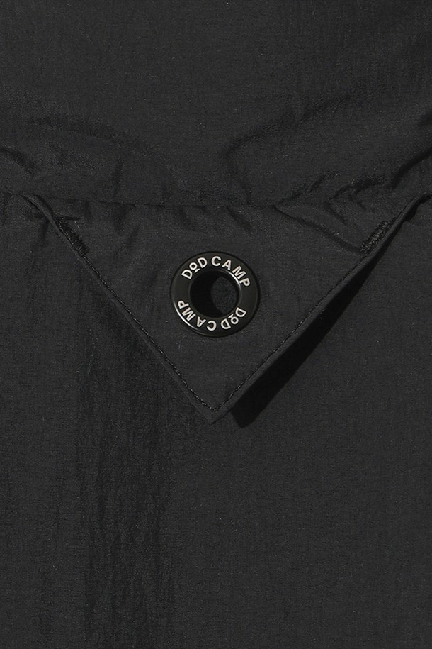 유니) 에센셜 파워필 패딩 베스트(BLACK)는 가을과 겨울에 따뜻하게 착용할 수 있는 남녀 공용 베스트입니다. 블랙 색상의 무지 디자인으로 어떤 스타일에도 쉽게 매치할 수 있으며, 캐주얼하고 미니멀한 무드를 연출합니다. 넉넉한 두께감과 부드러운 나일론 소재, 안감의 패딩 충전재는 뛰어난 보온성을 제공합니다. 집업 스타일로 간편하게 착용 가능하며, 레귤러핏으로 편안한 착용감을 선사합니다. 가볍고 실용적인 베이직 아이템으로 일상에서 활용하기 좋습니다.
