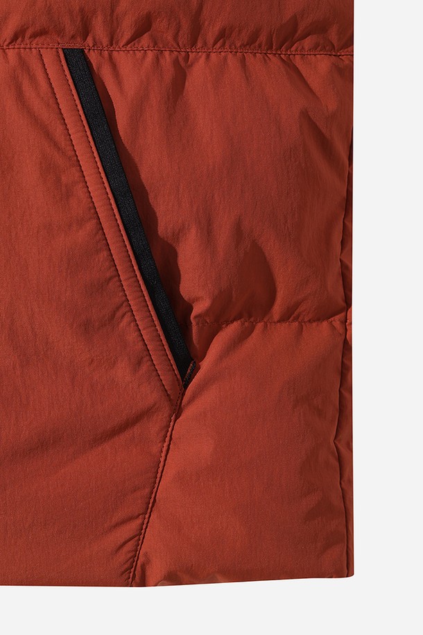 여성용 '코나 라이트 D7' 다운 베스트입니다. 가을과 겨울에 따뜻하게 입을 수 있는 두꺼운 두께감의 패딩 조끼로, 캐주얼 및 스포티한 스타일을 연출하기 좋습니다. 부드러운 나일론 소재로 제작되어 편안한 촉감을 제공하며, 오렌지 컬러의 무지 디자인으로 어떤 옷에도 쉽게 매치할 수 있습니다. 래귤러 핏에 레귤러 기장으로, 스냅 버튼 여밈 방식과 민소매 디자인이 특징입니다. 가볍고 따뜻한 보온 기능과 편리한 포켓 디테일을 갖춘 데일리 아우터입니다.
