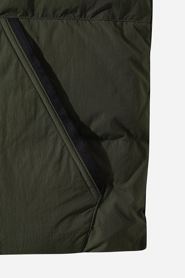 **남성) 코나 라이트 D7 다운 베스트(KHAKI)**는 가을, 겨울철 일상 및 캠핑룩에 적합한 남성용 다운 베스트입니다. 부드러운 촉감의 나일론 소재와 두꺼운 두께감으로 보온성을 높였습니다. 레귤러핏으로 제작되었으며, 민소매 디자인과 집업 여밈 방식으로 편안하게 착용할 수 있습니다. 캐주얼 및 미니멀 스타일을 추구하는 남성에게 무지 디자인의 카키 컬러가 세련된 분위기를 더합니다. 다운 충전재를 사용하여 가볍고 따뜻하게 착용 가능합니다.
