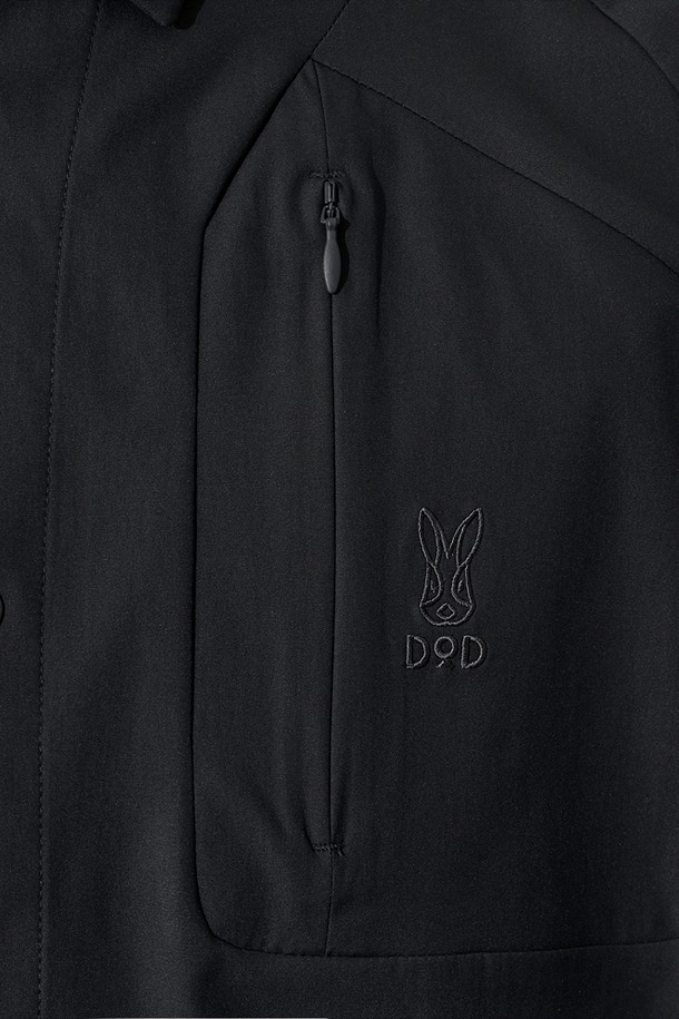 유니(UNI) 하이브리드 미니멀 셔츠(블랙)는 미니멀하고 클래식한 스타일을 추구하는 유니섹스 셔츠입니다. 차이나 칼라에 레귤러핏으로 제작되었으며, 봄, 가을에 착용하기 적합합니다. 무지 패턴의 반소매 셔츠로, 버튼 여밈 방식을 적용했습니다. 일상복으로 활용하기 좋은 디자인입니다.
