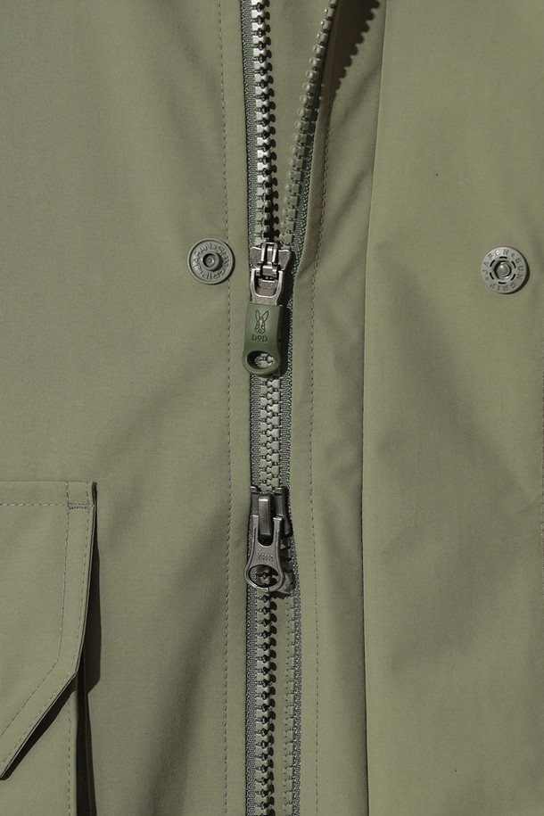 남성용 하우웨더 2L 재킷 (L.KHAKI)은 봄, 가을 시즌에 적합한 방수 및 방풍 기능을 갖춘 아웃도어 재킷입니다. 스포티하면서도 밀리터리 스타일을 연출하며, 하이킹, 캠핑, 여행 등 다양한 활동에 활용할 수 있습니다. 얇은 두께의 나일론 소재로 제작되어 가볍고 뻣뻣한 촉감을 주며, 레귤러핏 디자인과 집업 여밈 방식으로 편안한 착용감을 제공합니다. 카키색 무지 디자인에 크롭 기장으로, 워크웨어, 미니멀 스타일 연출에도 용이하며 포켓 디테일이 돋보입니다.
