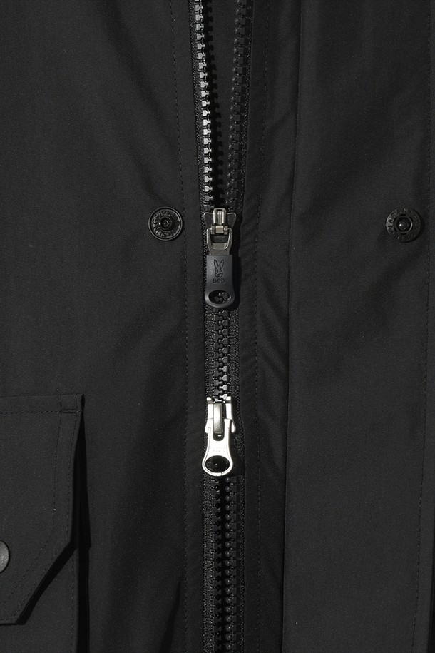 남성용 하우웨더 2L 재킷 (블랙)은 아웃도어 활동과 일상생활 모두에 적합한 자켓입니다. 방수 및 투습 기능이 있어 봄, 가을 변덕스러운 날씨에도 쾌적하게 착용할 수 있습니다. 레귤러핏으로 제작되었으며, 캐주얼하고 스포티한 스타일을 연출합니다. 무지 패턴의 블랙 컬러는 어떤 옷에도 쉽게 매치할 수 있으며, 집업 여밈 방식으로 간편하게 착용 가능합니다. 여행, 산책, 등산 등 다양한 TPO에 활용할 수 있는 실용적인 아이템입니다.
