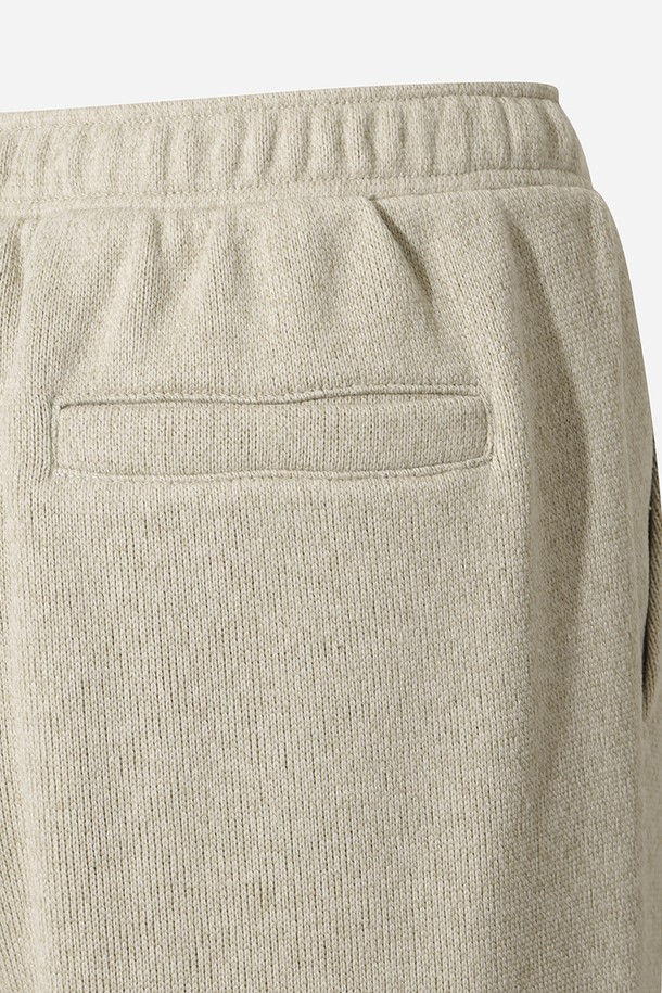 여성용 템프니트 레귤러핏 스트레이트 팬츠(IVORY)입니다. 부드러운 니트 소재로 제작되어 편안한 착용감을 선사하며, 레귤러핏 스트레이트 스타일로 어떤 상의에도 잘 어울립니다. 봄, 가을 시즌에 적합하며, 일상복과 스포츠웨어로 활용 가능합니다. 허리 밴딩 처리로 활동성을 높였으며, 베이직하고 스포티한 무드를 연출합니다. 아이보리 컬러의 무지 디자인으로 미니멀한 스타일을 즐길 수 있습니다.
