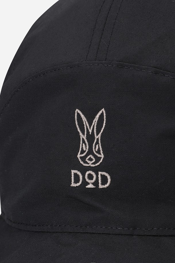 코나 트루퍼 캡(BLACK)은 부드러운 플리스 소재로 제작되어 깊은 모자 깊이와 두꺼운 두께로 따뜻함을 제공하는 겨울철 방한 모자입니다. 블랙 컬러의 무지 디자인으로 캐주얼, 미니멀, 클래식 스타일 모두 소화 가능하며, 남녀 공용으로 착용할 수 있습니다. 특히 귀덮개와 턱끈이 있어 찬 바람으로부터 얼굴을 보호하고 안정적인 착용감을 선사합니다. 트루퍼 캡 디자인은 보온 기능과 함께 스타일리시함까지 놓치지 않아 겨울철 데일리룩에 포인트를 더해줍니다. 
