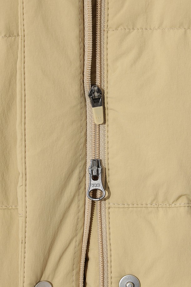 여성) 코나 라이트 D7 미들 다운 재킷(TAN)은 겨울철 출근룩에 적합한 레귤러핏 다운 재킷입니다. 미니멀하고 베이직한 스타일로, 어떤 옷에도 쉽게 매치할 수 있습니다. 톤(TAN) 컬러의 무지 디자인에 두꺼운 두께감으로 보온성을 높였습니다. 부드러운 나일론 소재와 퀼팅, 패딩 안감으로 편안한 착용감을 선사하며, 집업 여밈 방식과 긴 소매 기장으로 활동성을 더했습니다.
