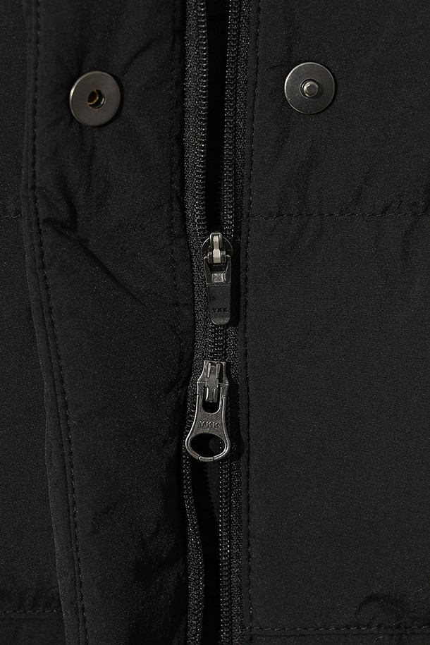 여성) 코나 라이트 D7 미들 다운 재킷(BLACK)은 추운 겨울철 일상과 출근룩에 적합한 여성용 다운 재킷입니다. 미니멀하고 베이직한 스타일의 무지 디자인으로, 다양한 스타일에 매치하기 용이합니다. 나일론 소재로 제작되어 부드러운 촉감을 제공하며, 퀼팅 디테일이 돋보이는 숏패딩 스타일입니다. 두꺼운 두께감과 긴 소매 기장으로 보온성을 높였으며, 버튼 여밈 방식으로 간편하게 착용할 수 있습니다. 경량 패딩 안감으로 가볍고 편안한 착용감을 선사합니다.
