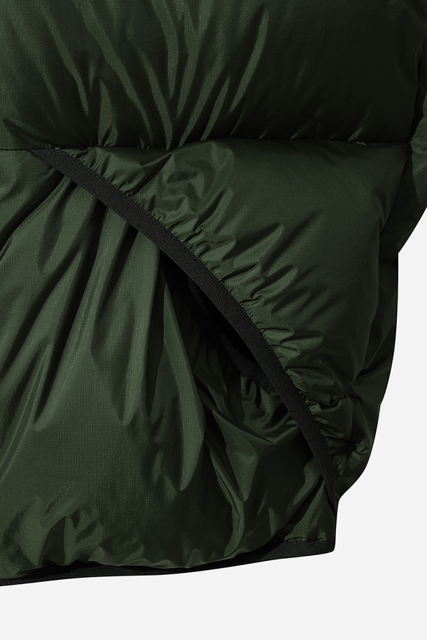 유니) 코어 D7 다운 자켓은 겨울철 일상 및 스포츠 활동에 적합한 유니섹스 스타일의 숏패딩입니다. 카키 컬러의 무지 디자인으로, 스포티, 캐주얼, 미니멀한 스타일을 연출할 수 있습니다. 두꺼운 두께감과 부드러운 촉감의 나일론 소재를 사용하여 보온성과 방풍 기능을 제공합니다. 오버핏으로 제작되어 편안한 착용감을 선사하며, 등산룩, 캠핑룩 등 다양한 TPO에 활용 가능합니다. 긴 소매, 집업 여밈 방식, 패딩 안감으로 따뜻함을 더했습니다.
