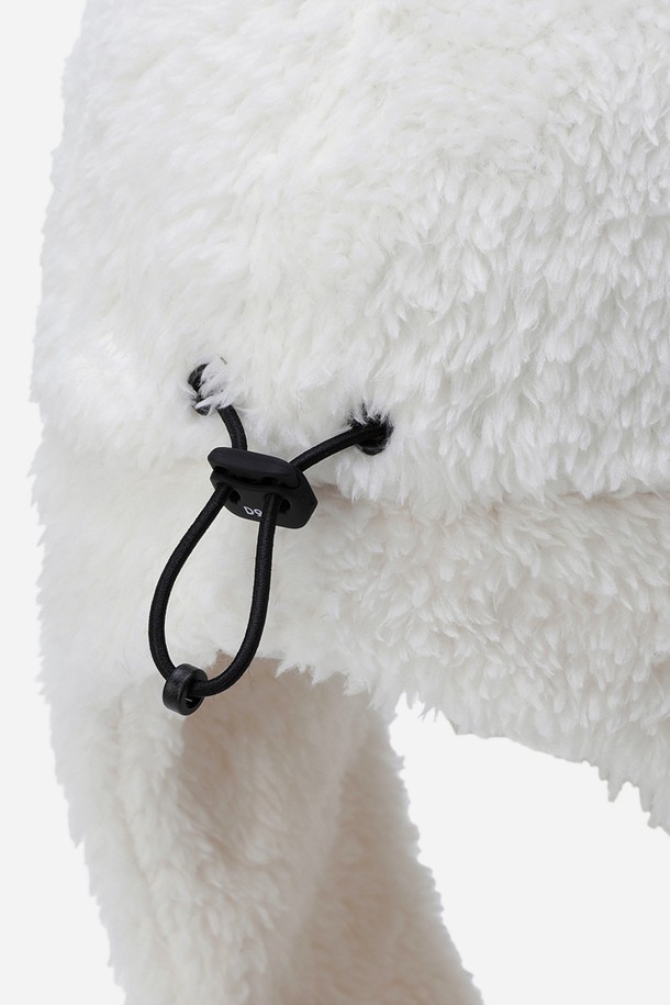 아이보리 컬러의 래빗 보아 플리스 트루퍼는 겨울철 방한을 책임지는 따뜻한 모자입니다. 부드러운 보아 플리스 소재를 사용하여 뛰어난 촉감을 자랑하며, 귀와 뒷목을 덮어 보온성을 높였습니다. 18cm 깊이로 제작되었으며, 7cm 챙으로 햇빛을 가려줍니다. 래빗 로고 디자인과 유니크한 트루퍼 햇 스타일이 돋보이며, 캠핑, 아웃도어 활동은 물론 겨울 데일리룩에도 잘 어울립니다. 캐주얼, 고프코어, 미니멀 스타일을 즐기는 분들께 추천합니다.
