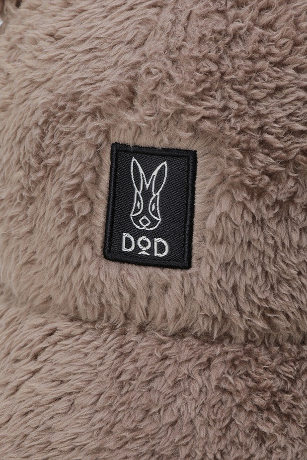 "래빗 보아 플리스 트루퍼(TAN)"는 부드러운 촉감의 폴리에스터 소재로 제작된 방한용 트루퍼 모자입니다. 탄(TAN) 컬러에 귀와 뒷목을 덮는 디자인으로, 캠핑룩 및 겨울 데일리룩에 스타일리시함을 더합니다. 두꺼운 두께감과 방한, 방풍 기능을 갖춰 추운 날씨에도 따뜻함을 유지해 줍니다. 모자 깊이 18cm, 챙 넓이 7cm, 시그니처 레빗 로고가 특징이며, 캐주얼, 클래식, 고프코어 스타일을 모두 소화할 수 있습니다. 유니크한 디자인의 트루퍼 햇으로 겨울철 따뜻함과 스타일을 동시에 잡으세요.
