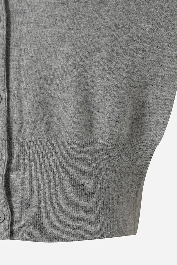 여성) 어반스루 에션셜 가디건(MELANGE GREY STANDARD)은 멜란지 그레이 컬러의 부드러운 니트 소재 가디건입니다. 봄, 가을에 어울리는 얇은 두께의 긴 소매 라운드넥 가디건으로, 미니멀하고 베이직한 스타일을 연출합니다. 레귤러핏으로 제작되었으며, 크롭 기장과 버튼 여밈 방식을 특징으로 합니다. 어반 캐주얼 스타일을 완성하는 데 적합하며, 다양한 룩에 활용하기 좋은 아이템입니다.
