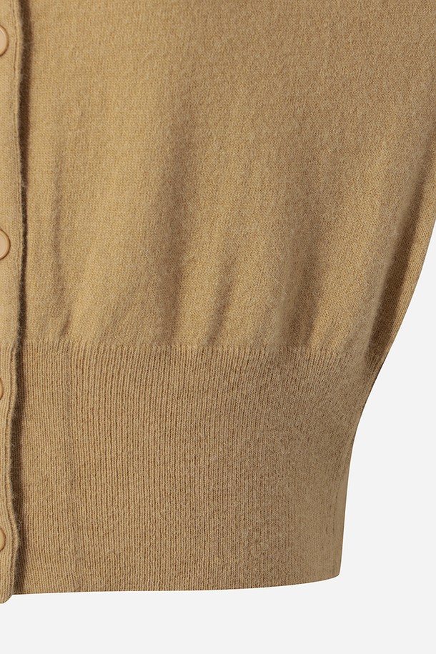 여성) 어반스루 에션셜 가디건(TAN)은 미니멀하고 베이직한 스타일의 여성용 가디건입니다. 부드러운 니트 소재로 제작되어 봄, 가을에 얇게 걸치기 좋으며, 레귤러 핏과 라운드넥 디자인으로 편안한 착용감을 선사합니다. 크롭 기장과 버튼 여밈 디테일이 특징이며, 무지 패턴의 TAN 컬러로 다양한 룩에 활용하기 좋습니다. 긴 소매 디자인으로 간절기 날씨에 유용하게 착용할 수 있습니다.
