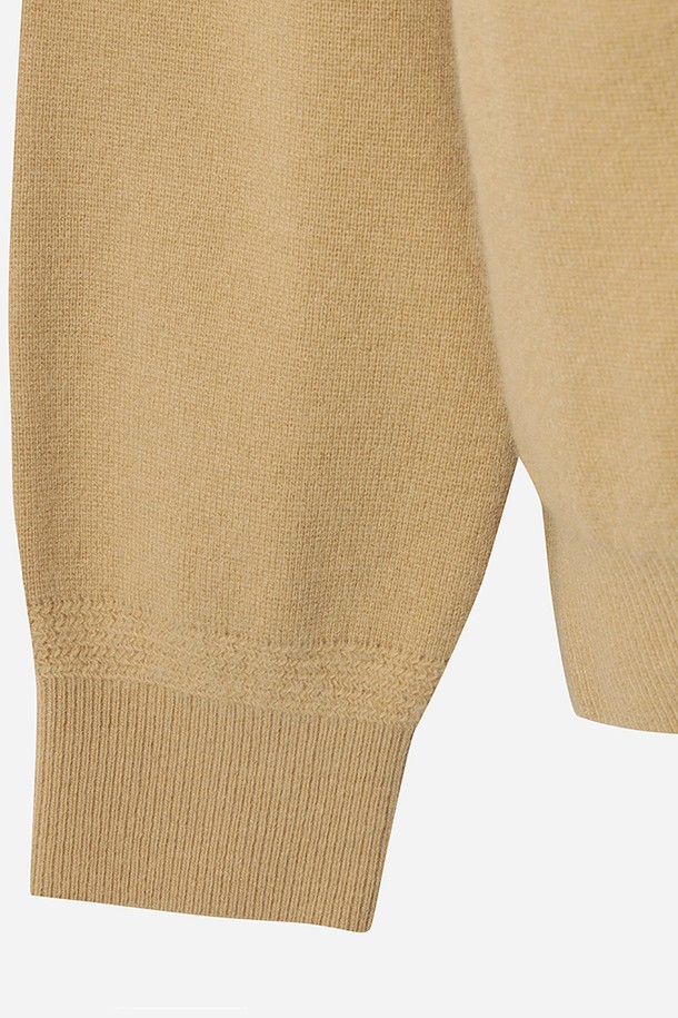 유니) 어반스루 에센셜 가디건(TAN)은 봄, 가을에 어울리는 유니섹스 상의입니다. 부드러운 니트 소재로 제작되어 편안한 착용감을 선사하며, 레귤러 핏과 얇은 두께로 자연스러운 실루엣을 연출합니다. 베이직하고 캐주얼한 스타일로 다양한 룩에 활용하기 좋으며, 특히 출근룩에 미니멀하고 클래식한 분위기를 더해줍니다. 라운드넥과 긴 소매 디자인으로 깔끔함을 더한 무지 가디건입니다.
