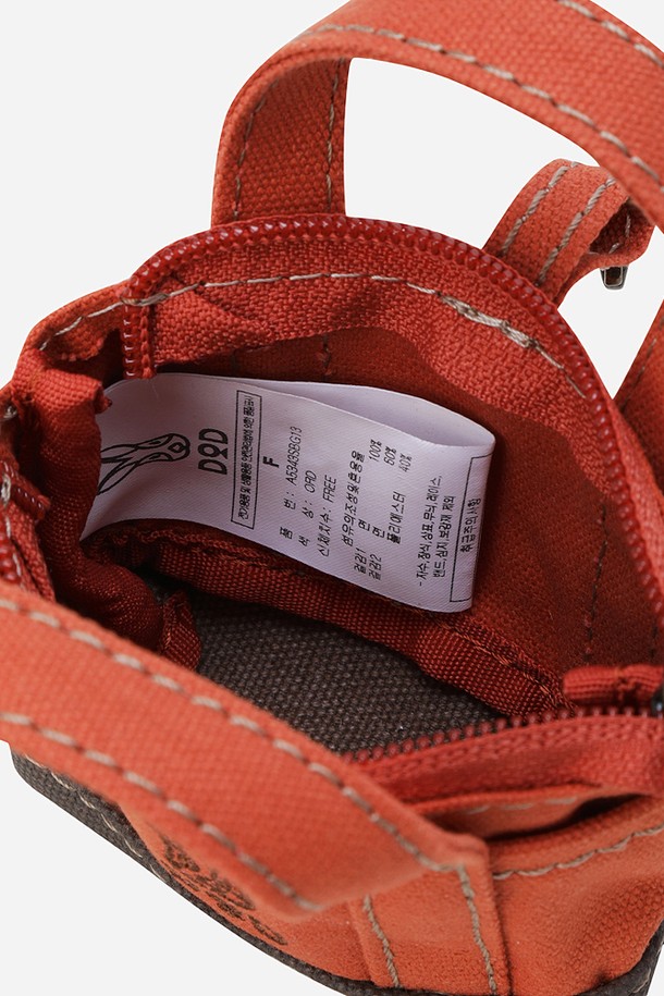 데이 캔버스 미니파우치 키링(D.ORANGE)은 캔버스 소재의 미니 파우치입니다. 오렌지 컬러의 사각 디자인으로 키링이 달려 있어 톡톡 튀는 포인트를 더합니다. 내부 수납공간이 있어 지갑, 카드, 열쇠, 이어폰, 화장품 등 작은 소지품을 실용적으로 보관할 수 있습니다. 가볍고 휴대성이 뛰어나 데일리룩, 여행룩, 휴가룩 등 다양한 스타일에 매치하기 좋습니다. 캐주얼, 미니멀 스타일을 선호하는 분들께 추천합니다.
