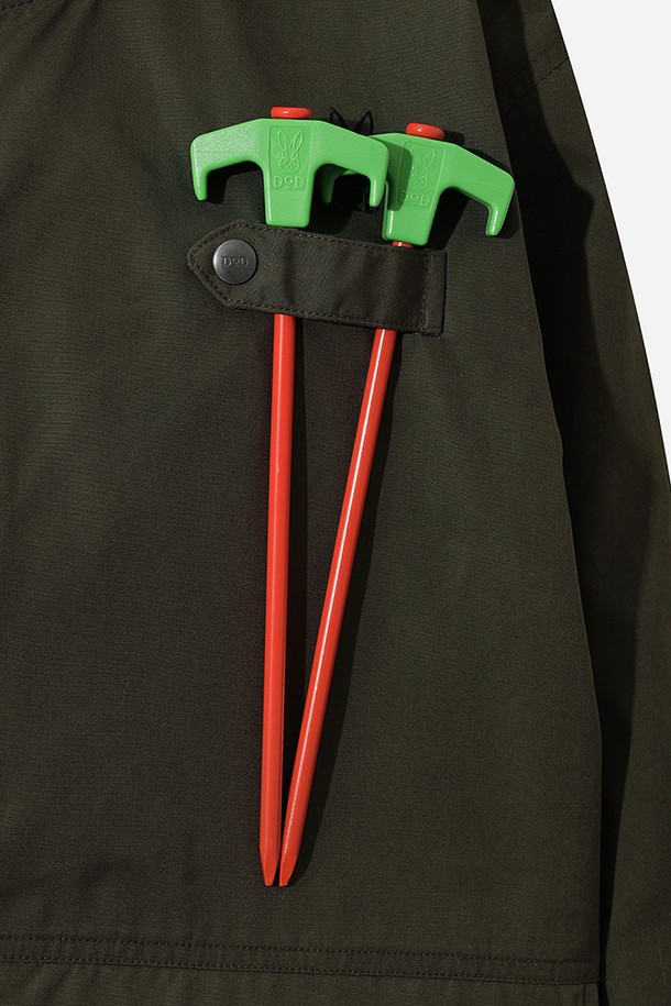 유니) 필드 재킷(KHAKI)은 밀리터리, 캐주얼 스타일을 아우르는 유니섹스 디자인의 필드 재킷입니다. 봄, 가을에 적합하며, 일상 및 아웃도어 활동에 모두 활용할 수 있습니다. 카키 컬러의 무지 디자인에 레귤러 핏으로, 버튼 여밈 방식과 중간 두께감으로 제작되었습니다. 뻣뻣한 면 소재로 제작되었으며, 넉넉한 수납을 위한 포켓과 후드가 디자인되어 실용성을 더했습니다. 출근룩, 캐주얼, 클래식, 워크웨어 스타일을 즐겨 입는 분들께 추천합니다.
