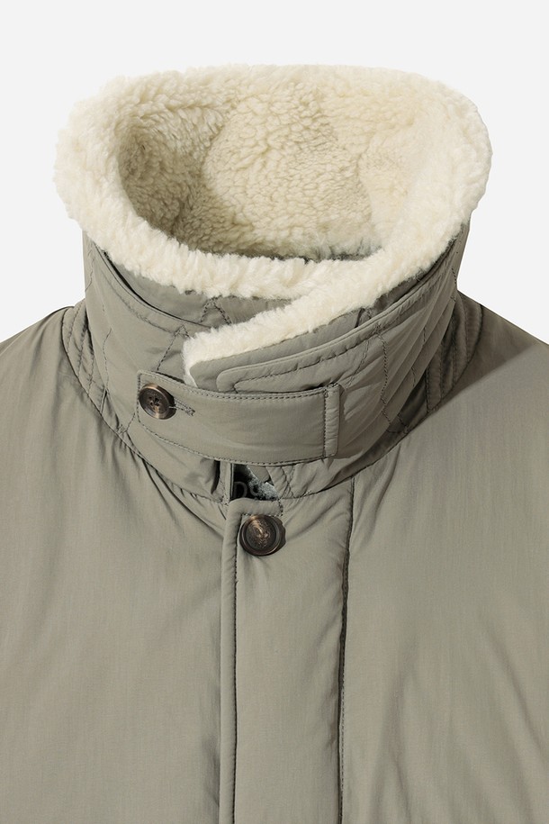 남성용 코나 하이웜 D7 플리스 카라 다운 재킷 (다크 베이지)는 겨울철 일상 및 스포츠 활동에 적합한 오버핏 다운 자켓입니다. 부드러운 플리스 소재와 두꺼운 두께감으로 뛰어난 보온성을 제공하며, 가볍게 제작되어 활동성을 높였습니다. 스포티하면서도 캐주얼한 스타일을 연출하며, 여행룩과 캠핑룩에 활용하기 좋습니다. 집업 여밈 방식에 카라 디자인을 더해 미니멀한 무드를 더했습니다. 긴 소매 기장의 무지 디자인으로 어떤 스타일에도 쉽게 매치할 수 있습니다.
