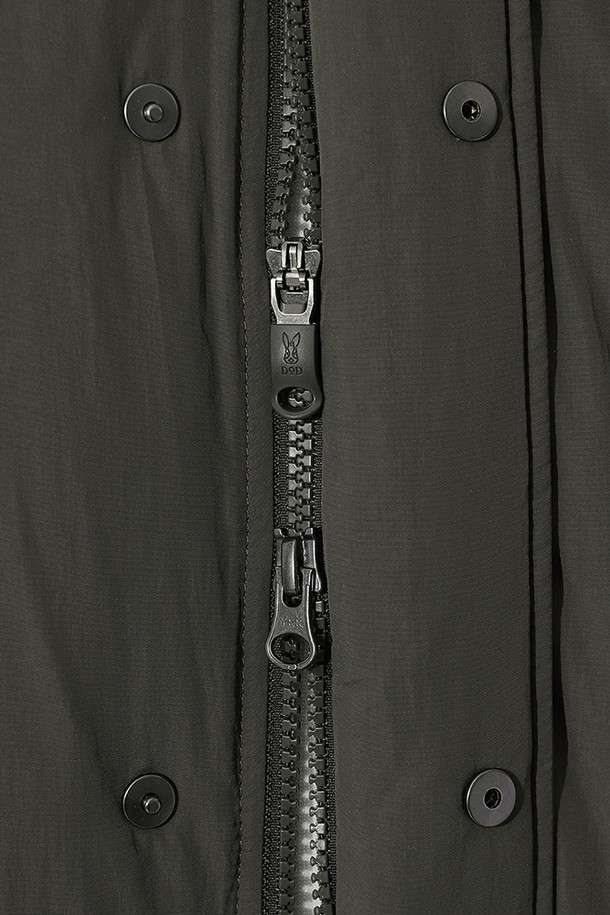 남성용 코나 하이웜 D7 플리스 카라 다운 재킷 (D.CHARCOAL GREY)입니다. 부드러운 플리스 소재로 제작되어 두꺼운 두께감과 포근한 촉감을 선사하며, 겨울철 추위로부터 몸을 따뜻하게 보호해 줍니다. 일상, 스포츠 활동에 모두 적합하며, 캐주얼, 스포티, 미니멀 스타일을 연출할 수 있습니다. 차콜 그레이 컬러의 무지 디자인에 레귤러핏으로 제작되어 출근룩이나 캠핑룩 등 다양한 TPO에 활용 가능합니다. 집업 방식, 긴 소매 기장, 카라 디테일이 돋보이는 다운 자켓입니다.
