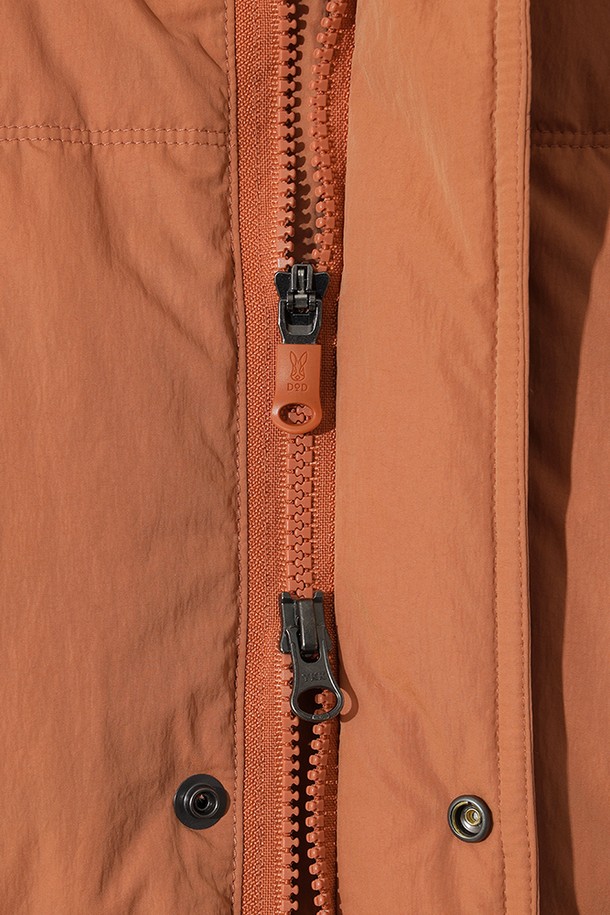 남성용 어베인 D7 다운 재킷(D.ORANGE)은 겨울철 추위를 효과적으로 막아주는 방풍 및 보온 기능을 갖춘 숏패딩입니다. 부드러운 촉감의 나일론 소재와 레귤러핏으로 제작되어 편안한 착용감을 선사하며, 일상 및 스포츠 활동 모두에 적합합니다. 스포티하면서도 캐주얼한 스타일을 연출하며, 후드 디자인과 집업 여밈 방식으로 실용성을 더했습니다. 선명한 오렌지 컬러와 무지 패턴으로 어떤 옷에도 쉽게 매치할 수 있어 활용도가 높습니다. 긴 소매 기장의 두꺼운 다운 재킷으로, 한겨울에도 따뜻하게 몸을 보호해줍니다.
