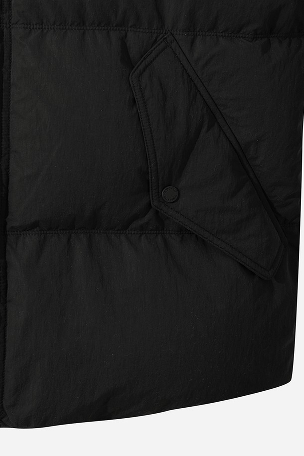 남성) 어베인 D7 다운 재킷(BLACK)은 일상과 스포츠 활동 모두에 적합한 남성용 다운 재킷입니다. 블랙 컬러의 무지 디자인으로 미니멀하고 스포티한 스타일을 연출하며, 겨울철 보온과 방풍 기능을 제공합니다. 레귤러 핏에 숏패딩 기장으로 활동성을 높였으며, 하이넥과 퀼팅 디테일이 특징입니다. 잦은 출근과 여행룩에 활용하기 좋으며, 부드러운 나일론 소재와 긴 소매 기장으로 편안한 착용감을 선사합니다.
