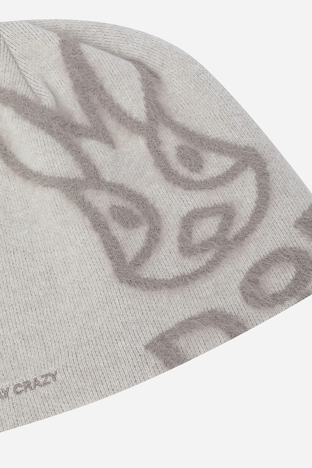 아이보리 & 다크 컬러의 램스울 자가드 비니입니다. 부드러운 촉감과 두꺼운 두께로 가을, 겨울철 보온성을 책임집니다. 캐주얼, 미니멀, 클래식 스타일의 옷차림에 잘 어울리며, 출근룩이나 데이트룩에 포인트를 더할 수 있습니다. 램스울 소재 특유의 고급스러움과 자가드 패턴의 은은한 멋을 느껴보세요. 일반적인 모자 깊이로 편안하게 착용 가능합니다.
