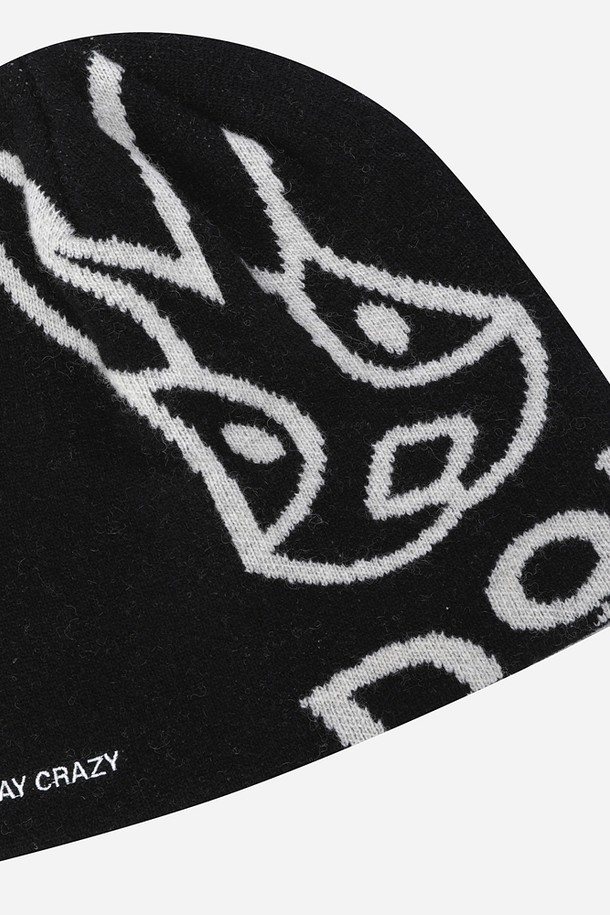 블랙 컬러의 램스울 자카드 비니입니다. 부드러운 촉감과 두꺼운 두께로 가을, 겨울철 보온성을 높여줍니다. 자카드 패턴 디자인이 돋보이며, 일반적인 깊이로 제작되어 편안하게 착용할 수 있습니다. 클래식, 미니멀, 캐주얼 스타일 모두 소화 가능하며, 출근룩과 산책룩에 잘 어울립니다.
