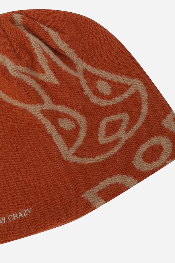 부드러운 램스울 소재의 램스울 자가드 비니(D.ORANGE)입니다. 남녀 모두 착용 가능하며, 가을과 겨울에 따뜻하게 착용할 수 있습니다. 톤 다운된 오렌지 색상으로 캐주얼, 미니멀, 클래식 스타일의 출근룩에 포인트를 더합니다. 자가드 패턴과 로고 디자인 장식이 은은한 멋을 더하며, 두꺼운 두께감으로 보온성을 높였습니다. 일반적인 모자 깊이로 편안하게 착용할 수 있습니다.
