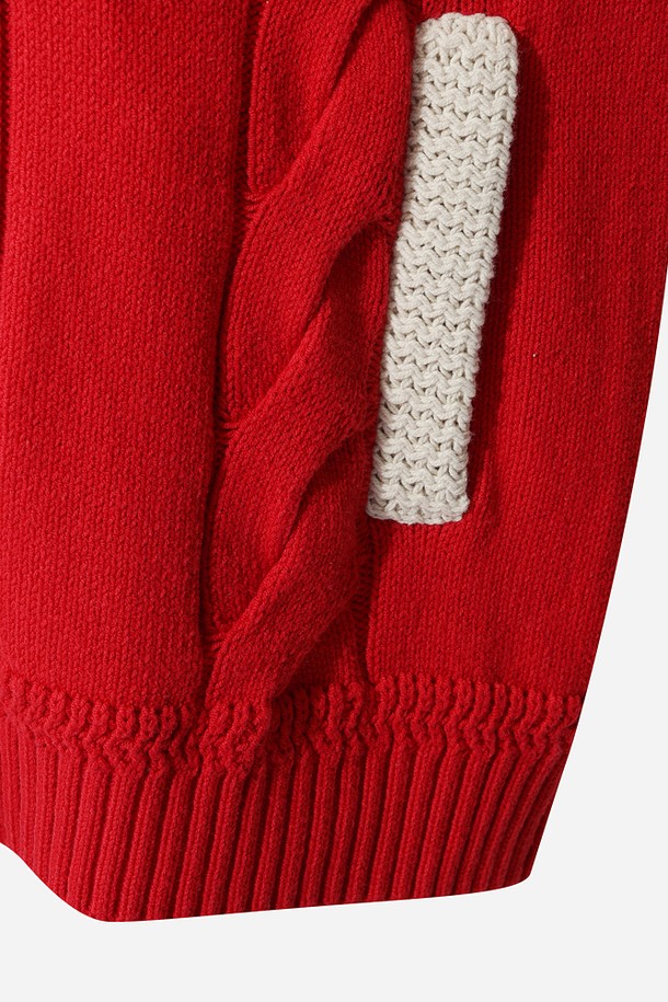 유니) 키노코빌리지 가디건(RED)은 캐주얼하고 미니멀한 스타일을 연출하기 좋은 유니섹스 가디건입니다. 부드러운 니트 소재로 제작되어 편안한 착용감을 선사하며, 봄, 가을에 활용하기 좋습니다. 레귤러 핏에 긴 소매 기장으로 제작되었으며, 레드 컬러와 레터링 디자인이 돋보입니다. 집업 디테일을 더해 활동성을 높였으며, 데일리룩에 포인트 아이템으로 활용하기 좋습니다. 중간 두께감으로 간절기 시즌에 유용하게 착용할 수 있습니다.
