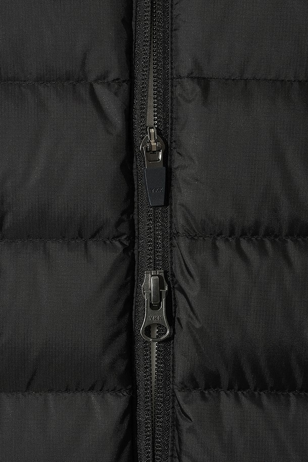 남성용 보일러 후드 경량 다운 재킷(블랙)은 겨울철 추위를 효과적으로 막아주는 아우터입니다. 일상생활과 스포츠 활동 모두에 적합하며, 스포티하고 캐주얼한 스타일을 연출합니다. 가볍고 부드러운 나일론 소재를 사용하여 편안한 착용감을 제공하며, 보온성이 뛰어나 겨울철 등산룩이나 캠핑룩으로 활용하기 좋습니다. 레귤러핏 디자인과 집업 여밈 방식으로 활동성을 높였으며, 무지 패턴의 블랙 컬러로 미니멀한 스타일을 완성합니다. 후드가 있어 더욱 따뜻하게 착용할 수 있습니다.
