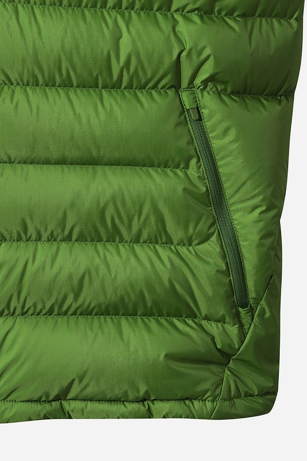 남성용 보일러 후드 경량 다운 재킷(GREEN)입니다. 가볍고 부드러운 나일론 소재로 제작되어 편안한 착용감을 선사합니다. 겨울철 일상 및 스포츠 활동에 적합하며, 스포티하고 캐주얼한 스타일을 연출합니다. 무지 디자인에 크롭 기장과 집업 여밈 방식, 레귤러 핏으로 제작되었습니다. 가볍고 따뜻한 보온 기능을 제공하는 경량 패딩 재킷입니다.
