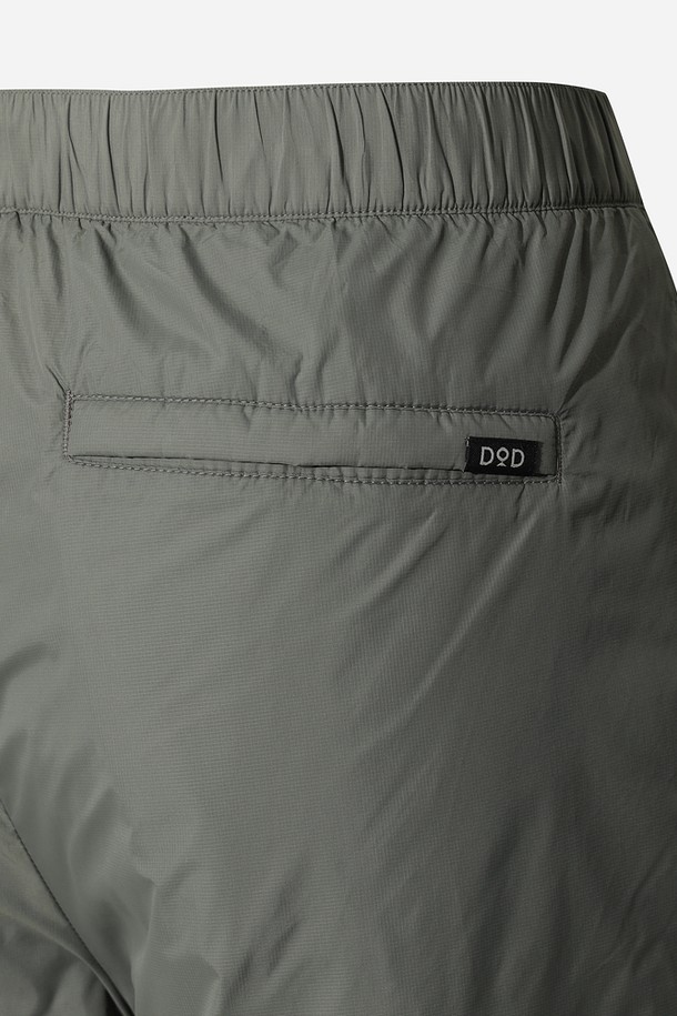 유니) 레귤러핏 패딩 팬츠는 차콜 그레이 색상의 유니섹스 패딩 바지입니다. 겨울철 스포츠 활동이나 일상복으로 활용하기 좋으며, 레귤러핏으로 편안한 착용감을 제공합니다. 나일론과 폴리에스터 혼방 소재로 제작되어 보온성이 뛰어나고, 밴딩 처리로 활동성을 높였습니다. 무지 디자인으로 다양한 스타일 연출이 용이하며, 두꺼운 두께감으로 따뜻하게 착용할 수 있습니다. 스포티, 캐주얼, 미니멀 스타일을 즐겨 입는 고객에게 추천합니다.
