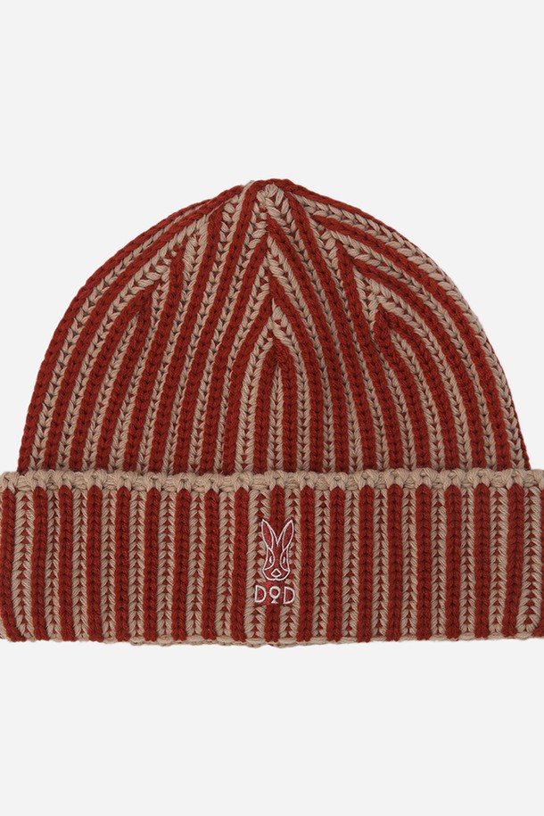 따뜻함이 느껴지는 '코지' 방울 비니(D.ORANGE)입니다. 오렌지, 베이지 색상으로 출시되어 캐주얼, 미니멀, 클래식 스타일을 즐겨 입는 분들께 추천합니다. 부드러운 니트와 울 소재 혼방으로 제작되었으며, 두꺼운 두께감과 깊은 모자 깊이로 포근한 착용감을 선사합니다. 스트라이프 패턴과 방울, 퍼폼폼 장식이 귀여운 포인트를 더하며, 산책룩에 매치하기 좋습니다. 리브드 디테일이 돋보이는 이 비니는 가을, 겨울철 스타일을 완성하는 데 필수적인 아이템입니다.
