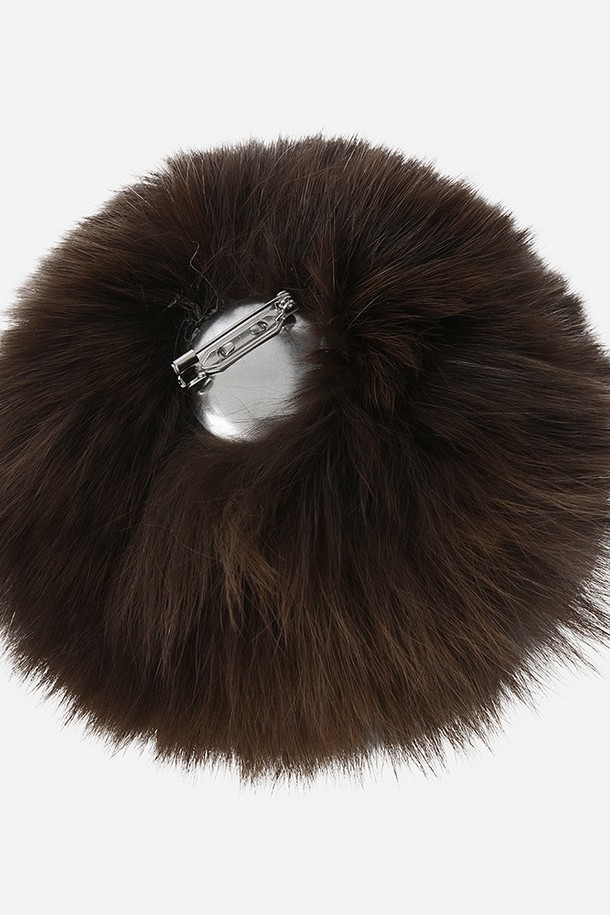 코지 방울 비니(BLACK)는 가을, 겨울 시즌에 따뜻하게 착용할 수 있는 모자입니다. 부드러운 니트와 울 소재로 제작되어 포근한 촉감을 선사하며, 깊은 모자 깊이로 안정감 있는 착용감을 제공합니다. 블랙과 브라운 색상으로 출시되어 다양한 스타일에 매치하기 용이하며, 골지 패턴과 방울 디테일이 돋보입니다. 캐주얼, 클래식, 미니멀 스타일 모두 소화 가능하며, 산책룩과 캠핑룩에 잘 어울립니다.
