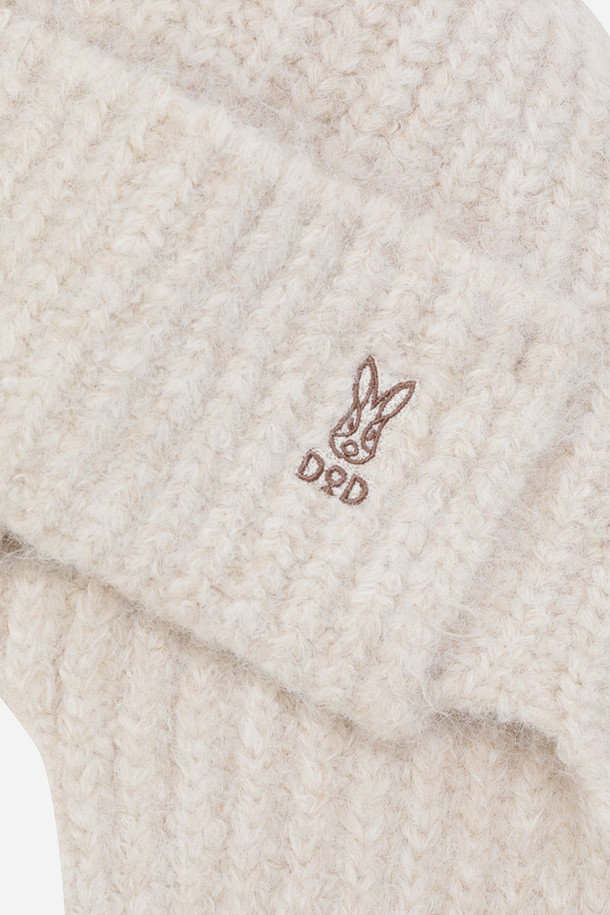 아이보리 색상의 코지 울 이어 플랩 비니입니다. 깊은 모자 깊이와 부드러운 촉감, 두꺼운 두께로 겨울철 방한에 탁월합니다. 무지 디자인에 귀덮개가 달려 있어 클래식, 미니멀, 캐주얼 스타일 모두 소화 가능합니다. 울 소재로 제작되어 보온성이 뛰어나며, 일상생활에서 따뜻하게 착용할 수 있습니다.
