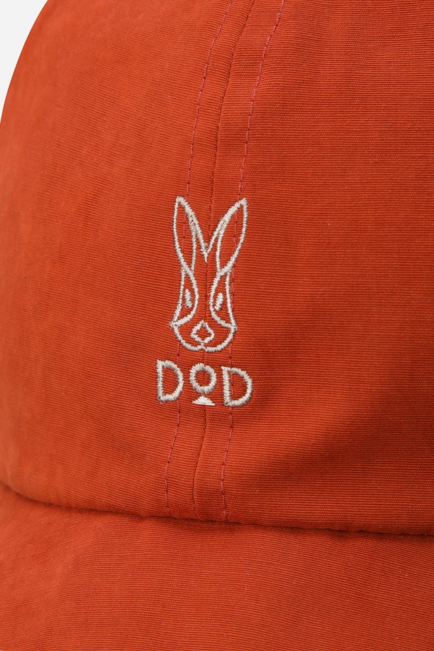 히트레스트 리버시블 트루퍼 캡(D.ORANGE)은 가을과 겨울철에 따뜻하게 착용할 수 있는 공용 모자입니다. 오렌지 컬러의 무지 디자인으로, 캐주얼, 미니멀, 클래식 스타일 모두에 잘 어울립니다. 귀덮개가 있어 찬 바람을 효과적으로 막아주며, 리버시블 디자인으로 다양한 스타일 연출이 가능합니다. 데일리룩에 포인트 아이템으로 활용하기 좋으며, 편안한 착용감을 선사합니다.
