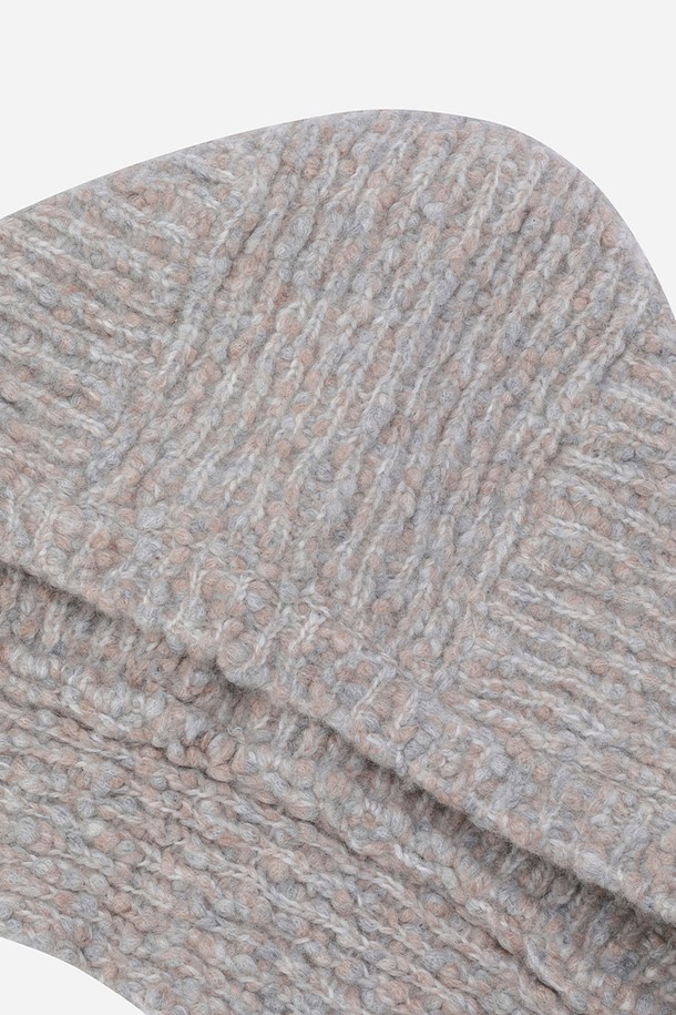 엠보싱 울 바라클라바(TAN)는 겨울철 방한과 일상 사용에 적합한 모자입니다. 부드러운 촉감의 울 소재로 제작되었으며, 엠보싱 패턴과 깊은 모자 깊이로 보온성을 높였습니다. 얼굴 전체를 커버하여 추위로부터 완벽하게 보호해주며, 등산룩, 캠핑룩 등 다양한 TPO에 활용 가능합니다. 클래식, 미니멀, 캐주얼 스타일을 모두 소화하며, 두꺼운 두께감으로 따뜻함을 더했습니다.
