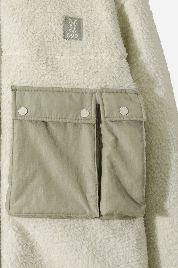 유니) 바크 플리스 유틸리티 자켓(IVORY)은 부드러운 촉감의 플리스 소재로 제작되어 가을과 겨울에 따뜻하게 착용할 수 있는 오버핏 유틸리티 재킷입니다. 아이보리 컬러의 무지 디자인으로, 캐주얼, 스포티, 미니멀한 스타일을 연출하기 좋습니다. 산책룩이나 캠핑룩에 활용하기 좋은 아이템으로, 바크 소재와 포켓 디테일이 특징입니다. 긴 소매와 두꺼운 두께감으로 보온성을 높였으며, 집업 방식으로 간편하게 여밀 수 있습니다.
