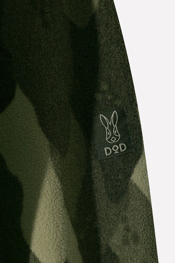 유니) 히트레스트 플리스 베이직 아노락(MULTI)은 일상과 스포츠 활동에 적합한 유니섹스 아노락입니다. 가을, 겨울 시즌에 따뜻함을 선사하는 두꺼운 두께의 플리스 소재로 제작되었으며, 부드러운 촉감이 특징입니다. 멀티 컬러의 카모 패턴과 레귤러핏 디자인이 스포티하면서도 캐주얼한 스타일을 연출합니다. 히트레스트 기능성으로 보온성을 높였으며, 긴 소매와 집업 여밈 방식으로 편안하게 착용할 수 있습니다. 등산, 캠핑, 러닝 시 고프코어 스타일을 완성해보세요.
