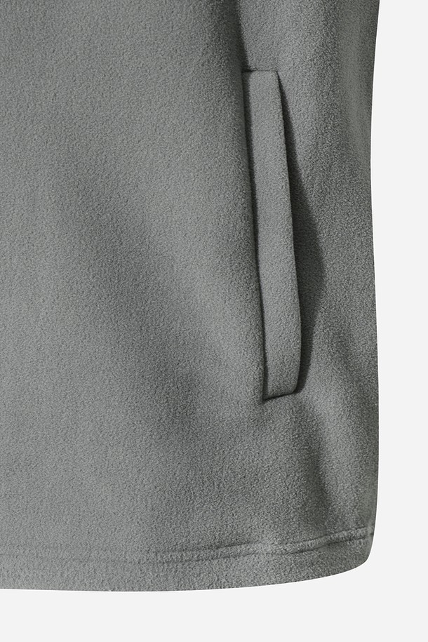 유니) 히트레스트 플리스 베이직 아노락(GREY)은 부드러운 촉감의 플리스 소재로 제작되어, 가을과 겨울에 따뜻하게 착용할 수 있는 두꺼운 아노락입니다. 그레이 컬러의 무지 디자인으로 스포티, 캐주얼, 미니멀 스타일을 연출하기 좋으며, 일상 및 스포츠 활동, 특히 산책룩이나 캠핑룩에 잘 어울립니다. 하프 집업과 스탠드 칼라 디자인, 레귤러핏으로 편안함을 더했으며, 긴 소매와 보온 기능으로 쌀쌀한 날씨에도 쾌적하게 활동할 수 있습니다.
