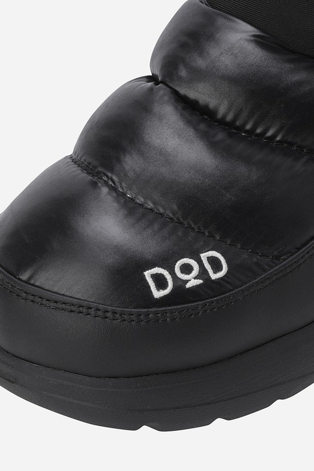 코어 하이웜 뮬(BLACK)은 캐주얼, 미니멀, 클래식 스타일을 즐겨 입는 남성 고객을 위한 데일리 슈즈입니다. 봄, 여름, 가을 세 계절에 걸쳐 여행룩, 휴가룩에 매치하기 좋으며, 라운드 앞코 디자인과 블랙 컬러는 어떤 옷에도 무난하게 어울립니다. 합성가죽 소재에 플랫 굽과 슬립온 스타일로 편안한 착용감을 제공하며, 가볍게 신을 수 있는 경량 뮬입니다. 오픈형 디자인과 로우컷 탑라인이 시원한 느낌을 더합니다.
