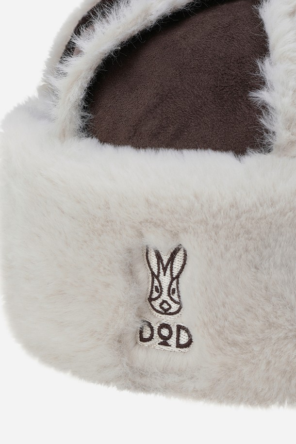 부드러운 스웨이드 소재의 브라운 컬러 돔햇입니다. 깊은 모자 깊이와 중간 챙 넓이로 안정적인 착용감을 선사하며, 무지 디자인으로 어떤 스타일에도 잘 어울립니다. 가을, 겨울철 출근룩과 모임룩에 클래식, 미니멀, 캐주얼 스타일을 더하여 세련된 분위기를 연출해보세요. 돔형 크라운 디테일이 특징이며, 부드러운 촉감으로 편안하게 착용할 수 있습니다.
