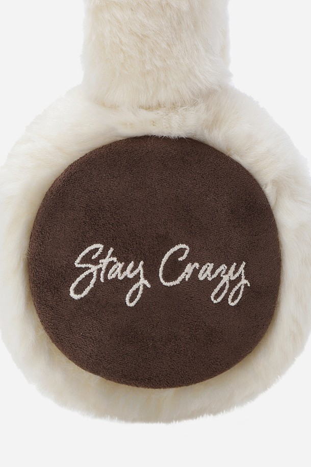 코지 스웨이드 이어워머(BROWN)는 겨울철 여성의 귀를 따뜻하게 보호해주는 이어워머입니다. 부드러운 스웨이드 소재로 제작되어 뛰어난 촉감을 제공하며, 무지 디자인과 두꺼운 두께로 보온성을 높였습니다. 클래식, 미니멀, 캐주얼 스타일의 옷차림에 잘 어울리며, 산책룩에 포인트를 더할 수 있습니다. 브라운 컬러는 어떤 스타일에도 매치하기 쉬워 데일리 아이템으로 활용하기 좋습니다.
