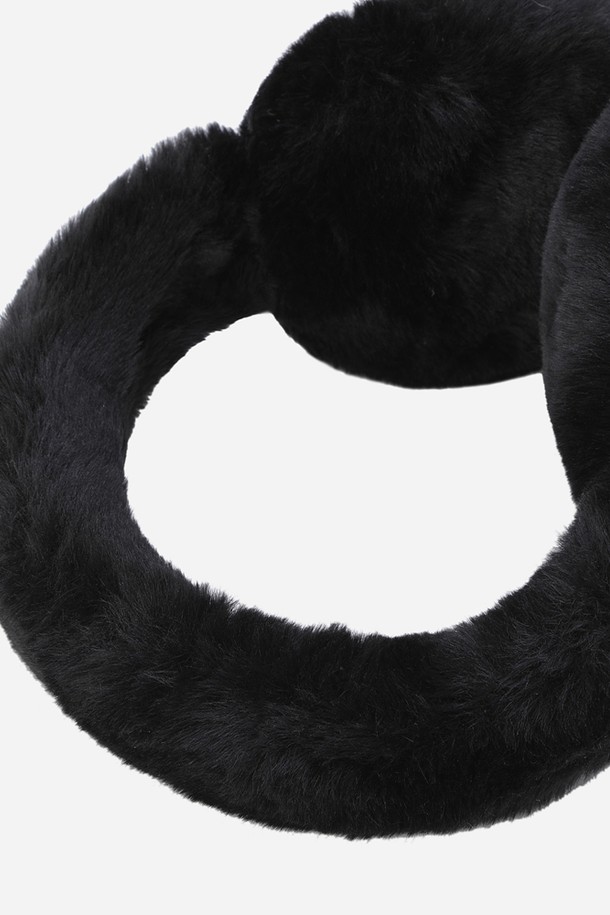 코지 스웨이드 이어워머(BLACK)는 부드러운 스웨이드 소재와 따뜻한 퍼 장식이 돋보이는 방한용 귀덮개입니다. 가을, 겨울철 추운 날씨에 보온성을 제공하며 일상 및 출근룩에 클래식, 미니멀, 캐주얼 스타일을 더해줍니다. 블랙 컬러의 무지 디자인으로 어떤 스타일에도 쉽게 매치할 수 있으며, 부드러운 촉감으로 편안한 착용감을 선사합니다. 두꺼운 두께감으로 뛰어난 보온 기능을 갖춘, 실용적이고 스타일리시한 아이템입니다.
