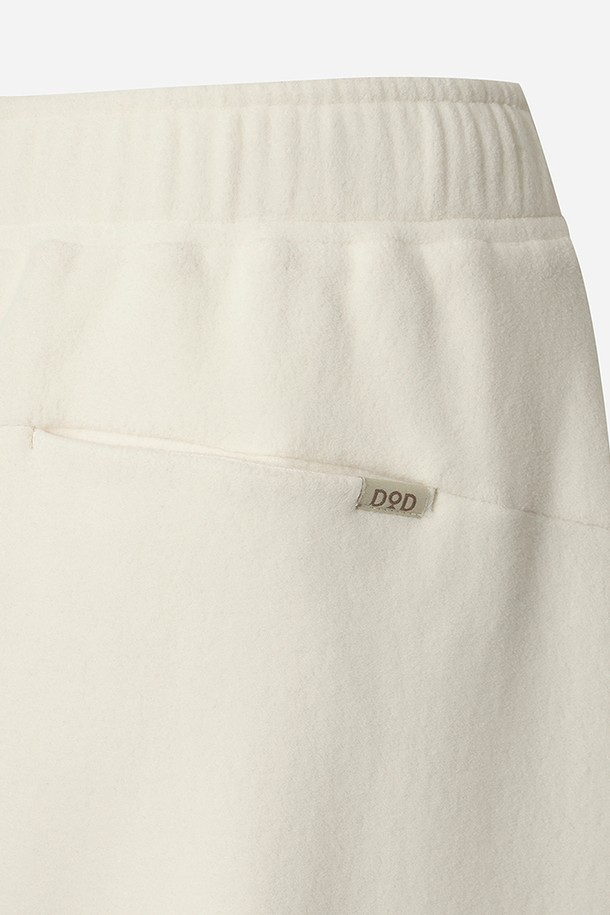 유니) 히트레스트 플리스 레귤러핏 팬츠(IVORY)는 부드러운 촉감의 플리스 소재로 제작되어 가을, 겨울철 따뜻함을 선사하는 유니섹스 긴바지입니다. 아이보리 색상의 무지 디자인으로 스포티, 캐주얼, 미니멀 스타일을 연출하기 좋으며, 레귤러핏으로 편안한 착용감을 제공합니다. 밴딩 처리와 히트레스트 기능성으로 보온성을 높여 집콕룩, 산책룩, 캠핑룩 등 다양한 TPO에 활용 가능합니다. 두꺼운 두께감으로 포근함을 더하며, 일상에서 편안하게 즐겨 입을 수 있는 플리스 팬츠입니다.
