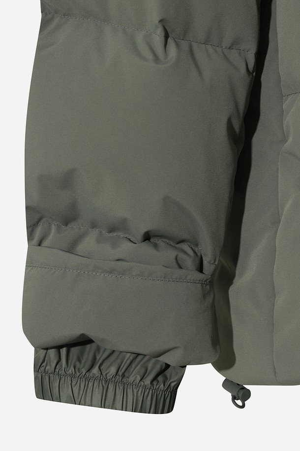 남성) 베이슨 D7 다운자켓(L.CHARCOAL GREY)은 따뜻함과 스타일을 모두 갖춘 겨울철 필수 아우터입니다. 라이트 차콜 그레이 색상의 무지 디자인으로, 캐주얼, 미니멀, 클래식 등 어떤 스타일에도 잘 어울립니다. 숏패딩 스타일의 레귤러핏으로, 퀄팅 디테일과 하이넥 디자인이 특징입니다. 보온성과 방풍 기능을 제공하며, 출근룩으로도 손색없는 활용성을 자랑합니다. 부드러운 나일론 소재와 두꺼운 두께감으로 편안한 착용감을 선사합니다.
