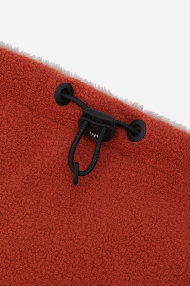 히트레스트 넥 워머(D.ORANGE)는 부드러운 촉감의 폴리에스테르와 플리스 소재로 제작되어 겨울, 가을철 보온 및 방한 기능을 제공하는 넥워머입니다. 오렌지 컬러의 무지 디자인으로 캐주얼, 미니멀, 고프코어 스타일과 잘 어울립니다. 일상, 스포츠 활동 시 착용 가능하며, 특히 산책룩, 등산룩에 활용하기 좋습니다. 양면 착용이 가능하여 실용성을 더했으며, 로고 디자인으로 포인트를 주었습니다. 두꺼운 두께감으로 추운 날씨에도 따뜻하게 몸을 보호해 줍니다.
