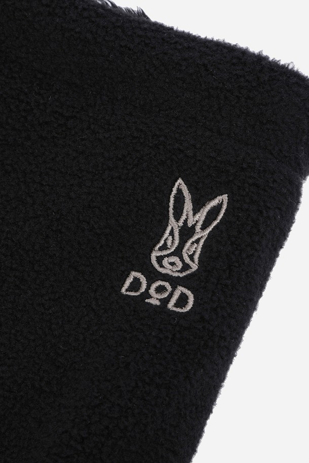 히트레스트 넥 워머(BLACK)는 가을, 겨울철 추위를 막아주는 보온용 넥워머입니다. 부드러운 폴리에스테르 소재로 제작되어 편안한 촉감을 선사하며, 두꺼운 두께감으로 방풍 기능까지 갖춰 목 부분을 따뜻하게 감싸줍니다. 일상, 출근, 산책 등 다양한 TPO에 활용 가능한 실용적인 아이템으로, 미니멀, 캐주얼, 클래식 등 어떤 스타일에도 자연스럽게 매치됩니다. 무지 디자인의 블랙 컬러로, 유행을 타지 않고 오랫동안 착용할 수 있습니다.
