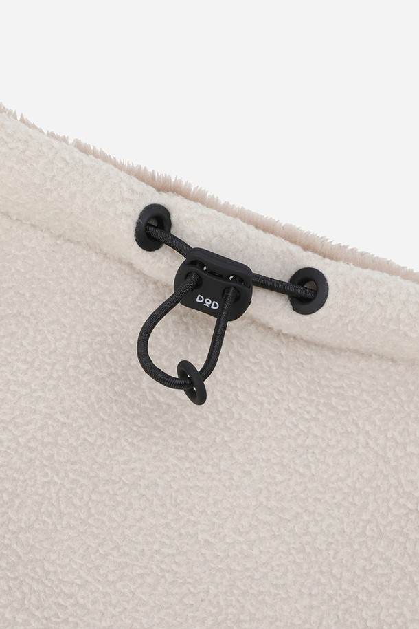 히트레스트 넥 워머(TAN)는 가을, 겨울철 추위를 막아주는 보온 및 방한 기능을 가진 넥워머입니다. 탄(TAN) 컬러의 무지 디자인으로, 캐주얼, 미니멀, 고프코어 스타일과 잘 어울립니다. 부드러운 플리스 소재와 폴리에스테르 소재를 사용하여 촉감이 좋고 두꺼워 따뜻함을 제공합니다. 일상생활뿐만 아니라 산책룩, 캠핑룩 등 다양한 TPO에 활용 가능하며, 양면 착용이 가능한 실용적인 아이템입니다. 목 부분을 따뜻하게 감싸주어 추운 날씨에도 쾌적함을 유지시켜줍니다.
