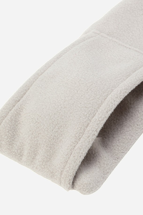 코나 **패딩** 머플러(IVORY DARK)는 부드러운 촉감과 뛰어난 보온성을 제공하는 겨울철 필수 아이템입니다. 아이보리, 다크 컬러로 출시되어 어떤 스타일에도 매치하기 용이하며, 캐주얼, 미니멀, 클래식 스타일을 즐겨 입는 분들께 추천합니다. 출근룩, 모임룩 등 다양한 TPO에 활용 가능하며, 무지 디자인으로 유행을 타지 않고 오래도록 착용할 수 있습니다. 두꺼운 두께감으로 추운 겨울에도 따뜻하게 몸을 보호해 줍니다. 
