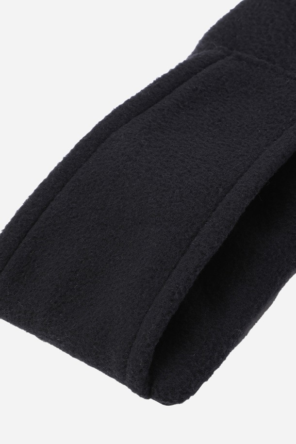 코나 패딩 머플러(BLACK)는 추운 겨울철, 따뜻함과 스타일을 동시에 잡을 수 있는 머플러입니다. 부드러운 촉감의 폴리에스테르 소재와 패딩 충전재를 사용하여 보온성을 극대화하여 제작되었습니다. 무지 블랙 컬러로 어떤 스타일에도 쉽게 매치할 수 있으며, 캐주얼, 미니멀, 클래식 등 다양한 스타일을 연출할 수 있습니다. 출근룩이나 여행룩에 활용하여 따뜻하고 편안한 겨울을 보내세요.
