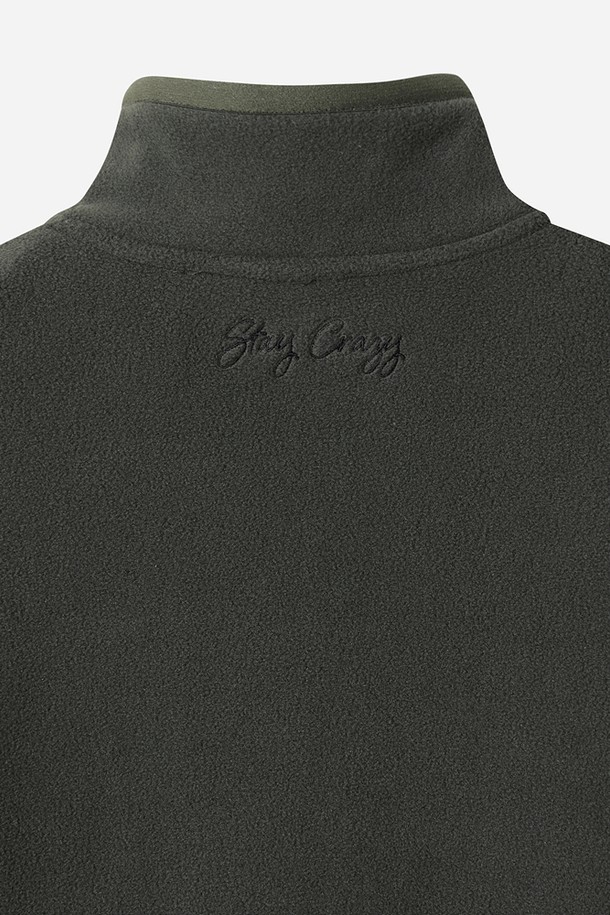 여성) 히트레스트 플리스 베이직 아노락(D.CHARCOAL GREY)은 다크차콜그레이 색상의 여성용 아노락입니다. 플리스 소재로 제작되어 부드러운 촉감과 두꺼운 두께로 뛰어난 보온성을 제공하며, 가을/겨울 계절에 적합합니다. 하프 집업 스타일의 레귤러핏 아노락으로 스포츠 활동은 물론 일상에서도 활용 가능합니다. 등산, 캠핑, 산책 등 다양한 TPO에 스포티, 캐주얼, 미니멀한 스타일로 연출할 수 있습니다. 베이직한 디자인에 무지 패턴으로 어떤 옷에도 쉽게 매치할 수 있는 실용적인 아우터입니다.
